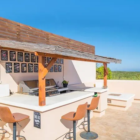 4 Bed In Cala Llonga 别墅 *