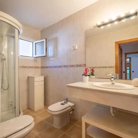 4 Bed In Cala Llonga 别墅