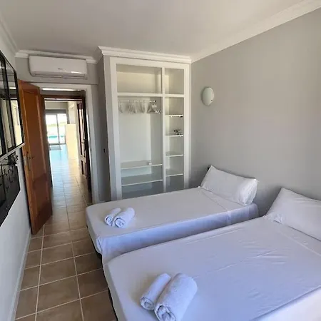 4 Bed In Cala Llonga