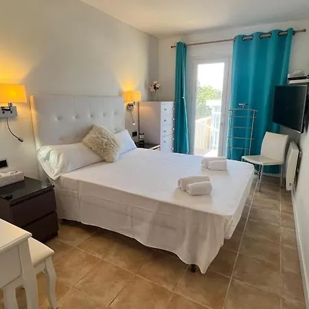 Villa 4 Bed In Cala Llonga