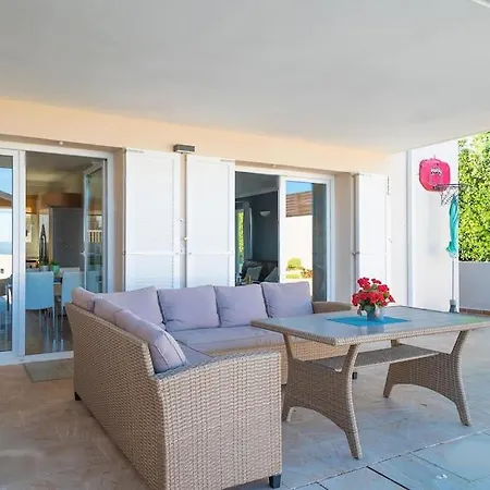 Villa 4 Bed In Cala Llonga Cala Llonga (Menorca)